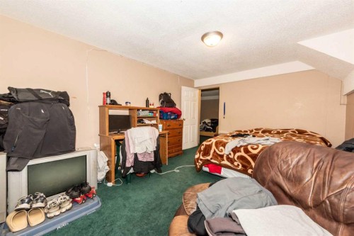 27 Ventura Way Ne, Calgary, AB - Indoor Photo Showing Bedroom