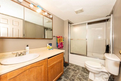 27 Ventura Way Ne, Calgary, AB - Indoor Photo Showing Bathroom