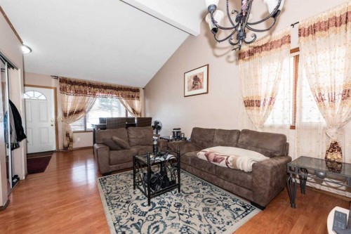 27 Ventura Way Ne, Calgary, AB - Indoor Photo Showing Living Room