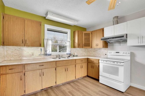 8316 43 Avenue Nw, Calgary, AB - Indoor Photo Showing Kitchen With Double Sink