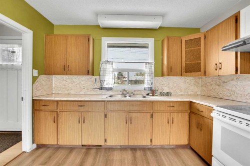 8316 43 Avenue Nw, Calgary, AB - Indoor Photo Showing Kitchen
