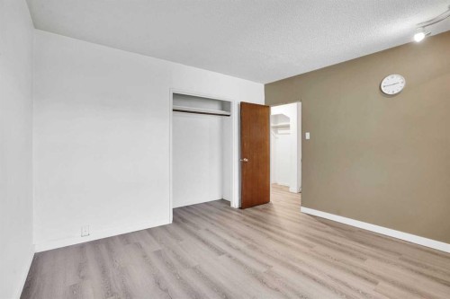8316 43 Avenue Nw, Calgary, AB - Indoor Photo Showing Other Room