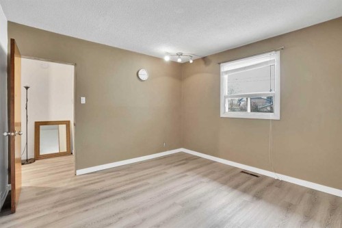 8316 43 Avenue Nw, Calgary, AB - Indoor Photo Showing Other Room