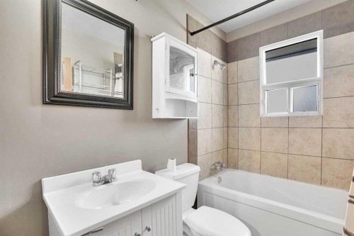 8316 43 Avenue Nw, Calgary, AB - Indoor Photo Showing Other Room