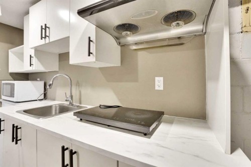 8316 43 Avenue Nw, Calgary, AB - Indoor Photo Showing Laundry Room
