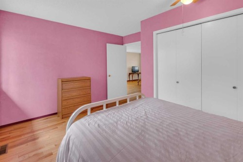 2831 Dovely Park Se, Calgary, AB - Indoor Photo Showing Bedroom