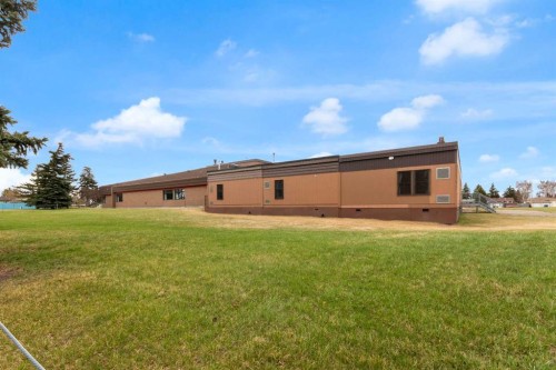 2831 Dovely Park Se, Calgary, AB - Outdoor