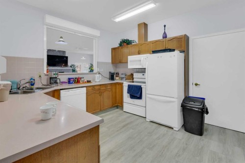 2831 Dovely Park Se, Calgary, AB - Indoor Photo Showing Kitchen With Double Sink