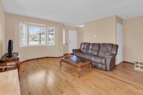 2831 Dovely Park Se, Calgary, AB - Indoor Photo Showing Living Room