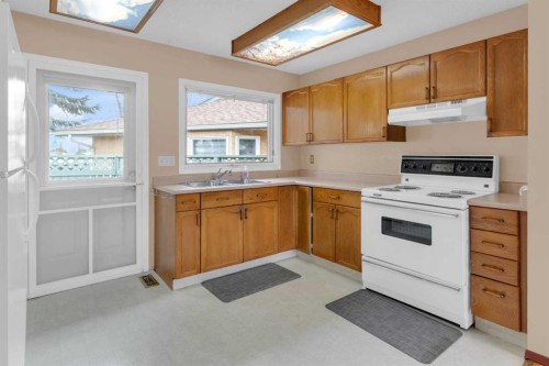 2831 Dovely Park Se, Calgary, AB - Indoor Photo Showing Kitchen With Double Sink