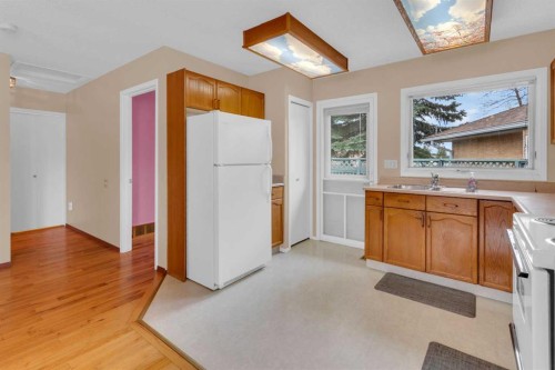 2831 Dovely Park Se, Calgary, AB - Indoor Photo Showing Kitchen With Double Sink