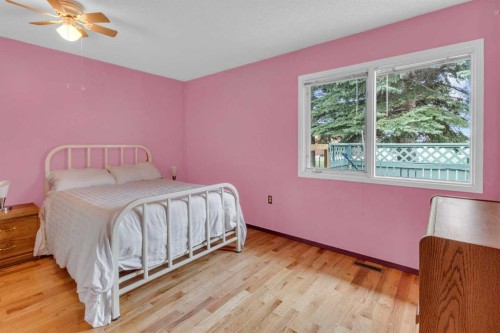 2831 Dovely Park Se, Calgary, AB - Indoor Photo Showing Bedroom
