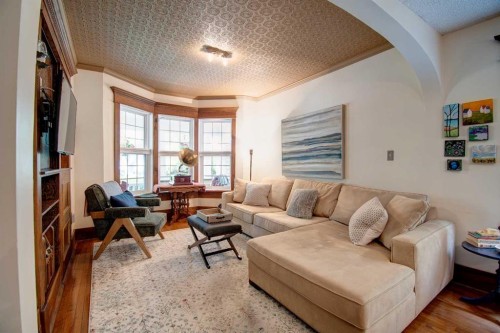 616 9 Avenue Ne, Calgary, AB - Indoor Photo Showing Living Room