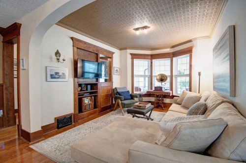 616 9 Avenue Ne, Calgary, AB - Indoor Photo Showing Living Room