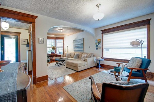 616 9 Avenue Ne, Calgary, AB - Indoor Photo Showing Living Room