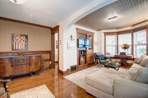 616 9 Avenue Ne, Calgary, AB - Indoor Photo Showing Living Room