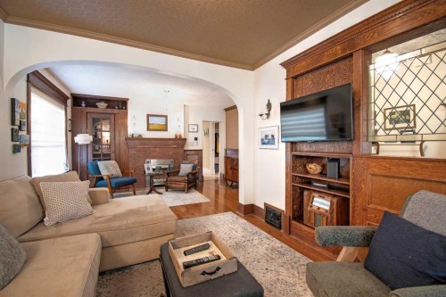 616 9 Avenue Ne, Calgary, AB - Indoor Photo Showing Living Room