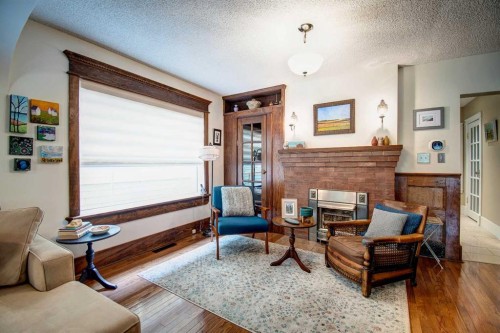 616 9 Avenue Ne, Calgary, AB - Indoor Photo Showing Living Room
