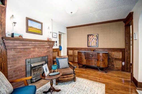 616 9 Avenue Ne, Calgary, AB - Indoor Photo Showing Living Room With Fireplace
