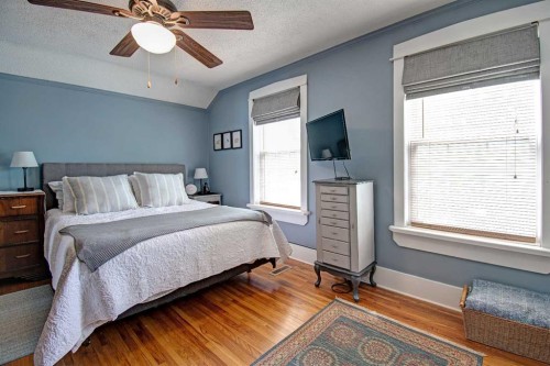 616 9 Avenue Ne, Calgary, AB - Indoor Photo Showing Bedroom