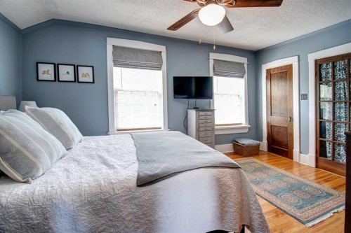 616 9 Avenue Ne, Calgary, AB - Indoor Photo Showing Bedroom