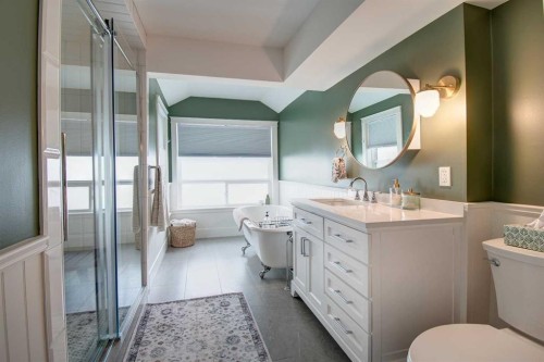 616 9 Avenue Ne, Calgary, AB - Indoor Photo Showing Bathroom