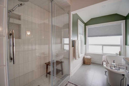 616 9 Avenue Ne, Calgary, AB - Indoor Photo Showing Bathroom