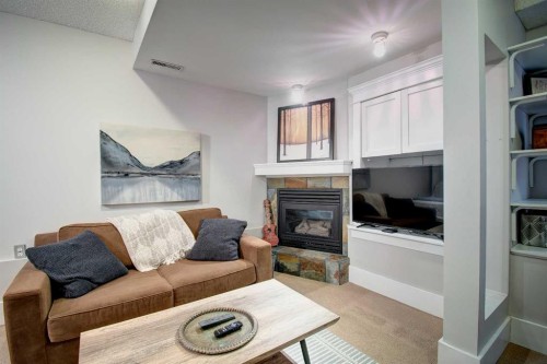 616 9 Avenue Ne, Calgary, AB - Indoor Photo Showing Living Room With Fireplace