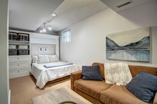 616 9 Avenue Ne, Calgary, AB - Indoor Photo Showing Bedroom