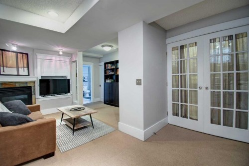 616 9 Avenue Ne, Calgary, AB - Indoor Photo Showing Living Room With Fireplace