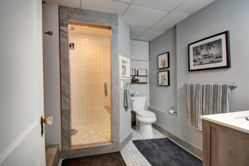 616 9 Avenue Ne, Calgary, AB - Indoor Photo Showing Bathroom