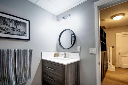 616 9 Avenue Ne, Calgary, AB - Indoor Photo Showing Bathroom