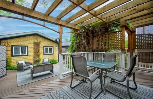 616 9 Avenue Ne, Calgary, AB - Outdoor With Deck Patio Veranda With Exterior