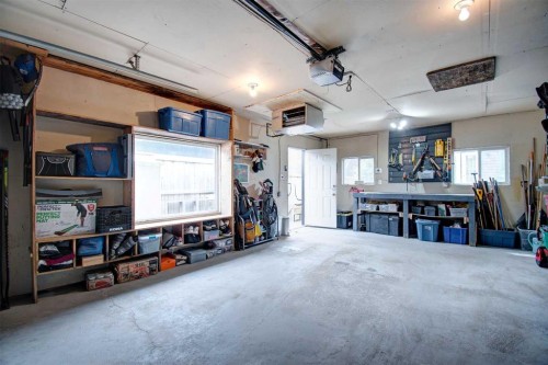 616 9 Avenue Ne, Calgary, AB - Indoor Photo Showing Garage