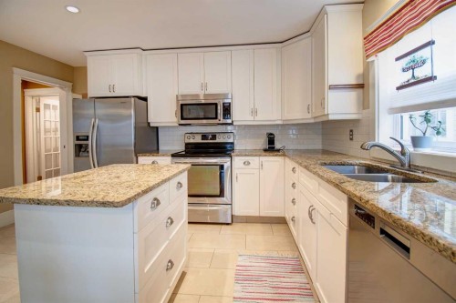 616 9 Avenue Ne, Calgary, AB - Indoor Photo Showing Kitchen With Stainless Steel Kitchen With Double Sink With Upgraded Kitchen