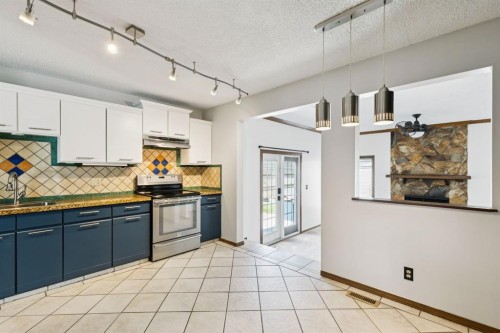 145 Alpine Crescent Se, Airdrie, AB - Indoor Photo Showing Kitchen