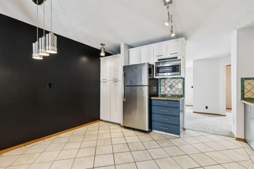 145 Alpine Crescent Se, Airdrie, AB - Indoor Photo Showing Kitchen