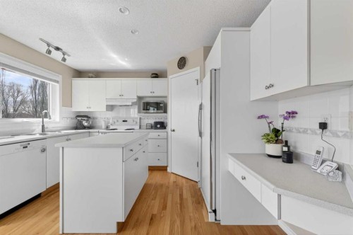213 Citadel Gardens Nw, Calgary, AB - Indoor Photo Showing Kitchen