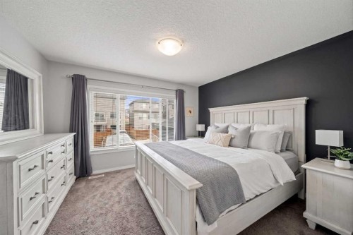 39 Heritage Boulevard, Cochrane, AB - Indoor Photo Showing Bedroom
