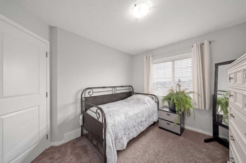 39 Heritage Boulevard, Cochrane, AB - Indoor Photo Showing Bedroom