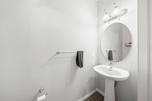 39 Heritage Boulevard, Cochrane, AB - Indoor Photo Showing Bathroom