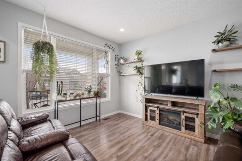 39 Heritage Boulevard, Cochrane, AB - Indoor Photo Showing Living Room
