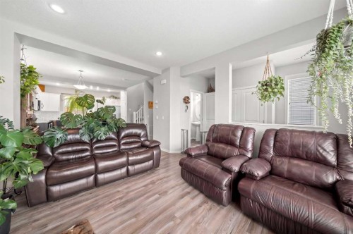39 Heritage Boulevard, Cochrane, AB - Indoor Photo Showing Living Room
