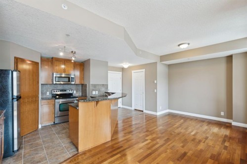 108-990 Centre Avenue Ne, Calgary, AB - Indoor Photo Showing Kitchen
