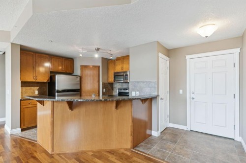108-990 Centre Avenue Ne, Calgary, AB - Indoor Photo Showing Kitchen