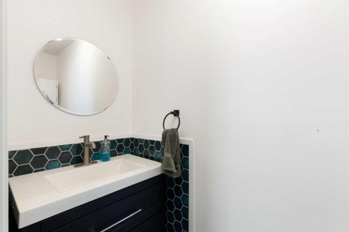 84 Abingdon Crescent Ne, Calgary, AB - Indoor Photo Showing Bathroom