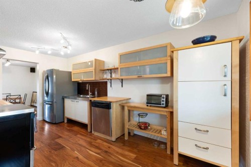 84 Abingdon Crescent Ne, Calgary, AB - Indoor Photo Showing Kitchen