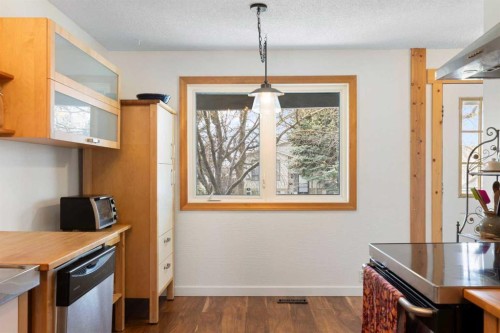 84 Abingdon Crescent Ne, Calgary, AB - Indoor Photo Showing Kitchen