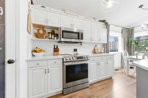 212 Cove Drive, Chestermere, AB - Indoor Photo Showing Kitchen