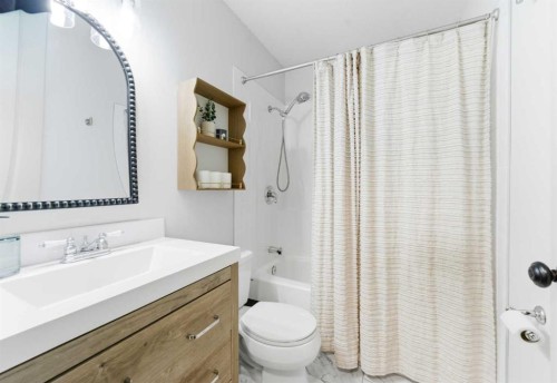 212 Cove Drive, Chestermere, AB - Indoor Photo Showing Bathroom